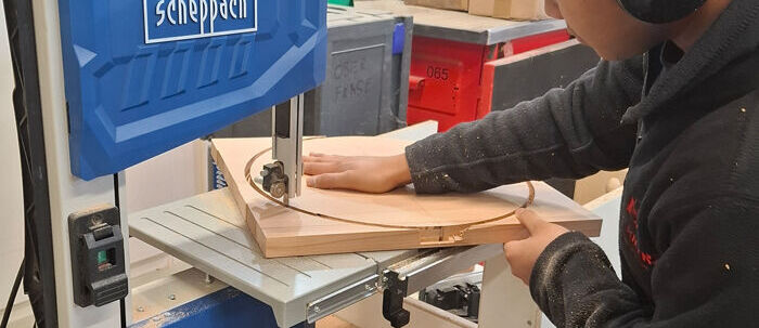 Azubi beim Sägen, Handwerksarbeit, Handwerkausbildung