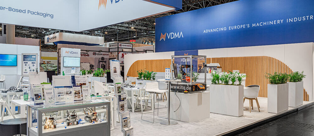 Thekenbereich und Produktvorstellung auf dem Messestand in Düsseldorf