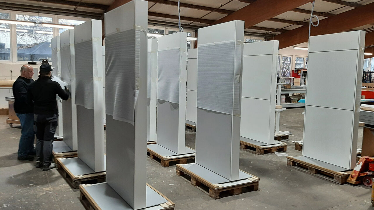 Isingermerz, ISIDesign, Infostelen, Jobcenter Berlin, digitale Informationsplätze, Besucherraum, Werkstatt, Schreinerei