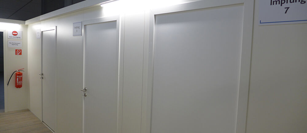 Hygieneschutz-TrennWände, Trennwandmieten, Büroraum, Infektionsvorsorge, flexible Räume, Raumteiler, Coronaschutz, Isingermerz, Impfzentrum Alzey 